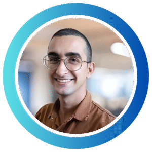 Victor Thude - Especialista em Planejamento Financeiro Pessoal. Com formação em Administração, MBA em Finanças e experiência em investimentos, construiu carreira sólida em uma das maiores empresas de energia do Brasil antes de migrar para o setor financeiro.